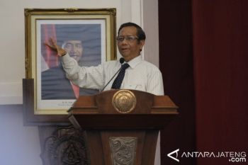 Mahfud Ajak Mahasiswa UNS Berani Bermimpi 