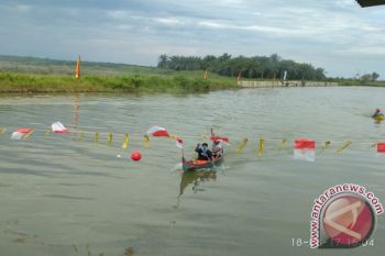 Satpol Air Polres Agam Gelar Lomba Perahu Tradisional Meriahkan HUT RI