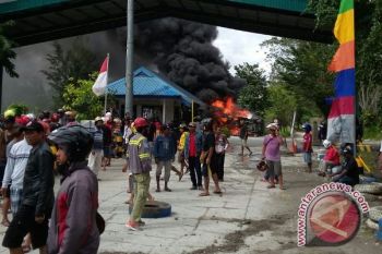 Mantan karyawan Freeport beraksi dan membakar mobil di Timika 