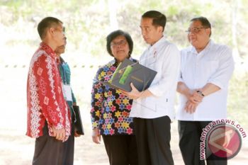 Presiden Bagikan SK Pemanfaatan Perhutanan Sosial Bagi Masyarakat Tiga Kabupaten di Jatim