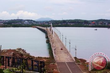 Peserta Gerak Jalan Melewati Jembatan Belum Diresmikan