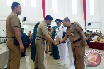 Gubernur Serahkan Penghargaan Lomba Desa Dan Kelurahan 
