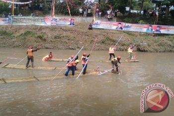 Koto Panjang Solok Lombakan Pacu Rakit