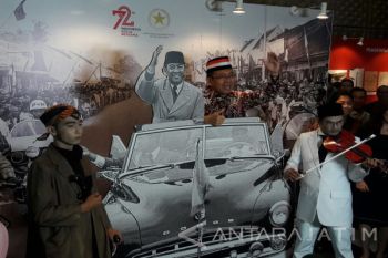 Mensesneg Buka Pameran Arsip Soekarno (Video)