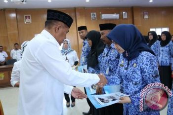 Bupati Bulukumba Serahkan SK CPNS Kategori II