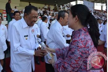 Bupati Sinjai Menerima Penghargaan Inovasi Pelayanan Publik
