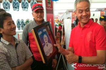 Gubernur Jateng Borong Sandal Jepit Ukir