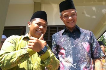 Ganjar Merelakan Jam Tangannya Untuk Santri Jepara 