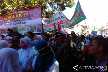 Tolak Sekolah Seharian, Ribuan Warga Batang Gelar Rapat Akbar