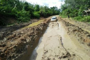 Waduh! Jalan Menuju Daerah Pedalaman Barut Rusak Berat