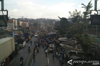 Kecelakaan Karambol di Jalur Semarang-Solo Tabrak Sejumlah Kios  