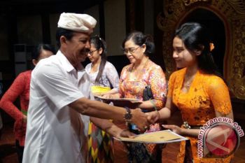 Kadisbud Bali Serahkan Hadiah Pemenang Festival "Joged Bumbung"
