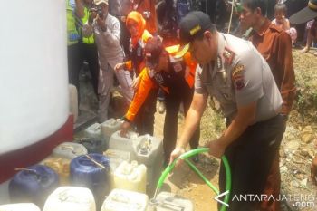 Polres Temanggung Membantu Air Bersih Daerah Kekeringan