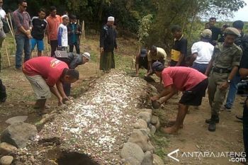 Gundukan Tanah Menyerupai Makam di Karangwangkal Dibongkar (VIDEO)