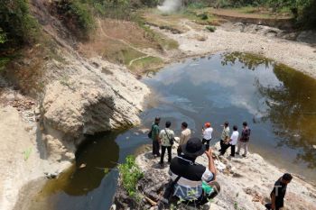 Sungai Mengeluarkan Minyak dan Gas Di Bojonegoro