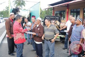Bupati Sumendap Serahkan Puluhan Hewan Kurban 