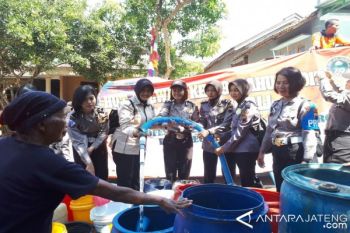 Polwan-Bhayangkari Polres Boyolali Salurkan  Air Bersih 
