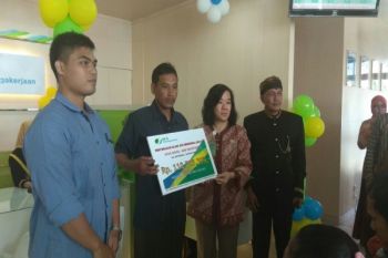BPJS Ketenagakerjaan Berpakaian Adat Sambut Hari Pelanggan 