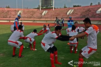 Persiapan 16 besar, Persis Berburu Pemain Baru 