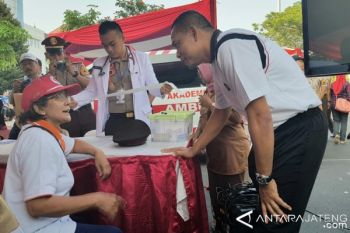 Para Dokter Calon Polisi Berikan Pengobatan Gratis di CFD 