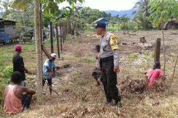 Bhabinkamtibmas Polres Nabire awasi pembuatan pagar kampung