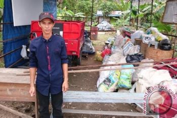 Sosok - Koleng Djantra, Mengelola Sampah Jadi Rupiah