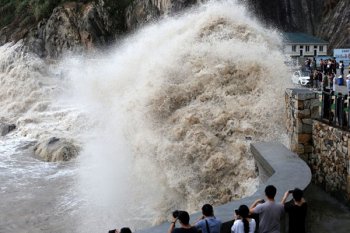 China peringatan bahaya super topan Lekima