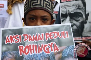 Peserta Aksi Bela Rohingya Bawa Kardus Galang Dana 