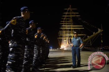 Masyarakat Vigo Spanyol Antusias Berkunjung ke KRI Bima Suci