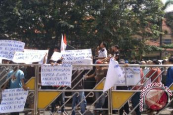 Ribuan Awak Angkot Lakukan Aksi Mogok Beroperasi