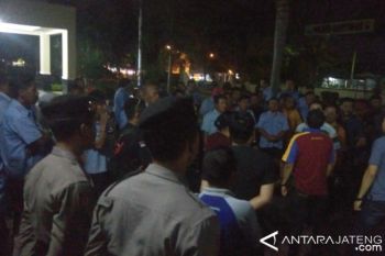 Sopir Taksi Konvensional Dan Pengojek Daring Geruduk Polres Banyumas 