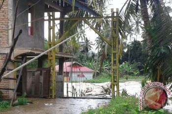 Jembatan Sungai Tanuk Pesisir Selatan Ambruk Diterjang Arus Sungai