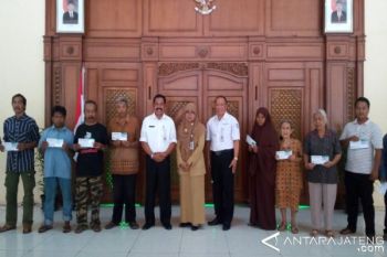 239 Keluarga Di Solo Terima JKN/KIS
