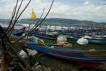 Cuaca Buruk, Nelayan Cilacap Tidak Melaut 