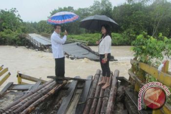 Air Sungai Rawi Gumas Meluap Sebabkan Jembatan Ambruk