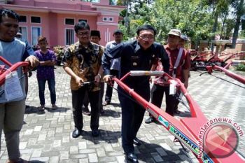 Bupati Serahkan Alsintan ke 54 Kelompok Tani, Tingkatkan Produksi