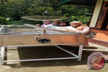 Dosen Unand Berdayakan Alat Pengering Kulit Tenaga Matahari untuk Usaha Kerupuk "Jangek"