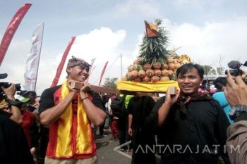 Wisatawan Ikut Kegiatan Larung Sesaji Gunung Kelud      