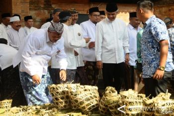 Ganjar Apresiasi Antusiasme Masyarakat Ikuti Buka Luwur 