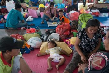 Menpora Beri Semangat kepada Pengungsi Gunung Agung