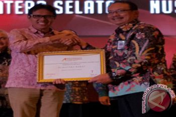 Irwan Prayitno Terima Penghargaan Majalah Tempo