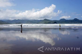 Wisata Pantai Pelang