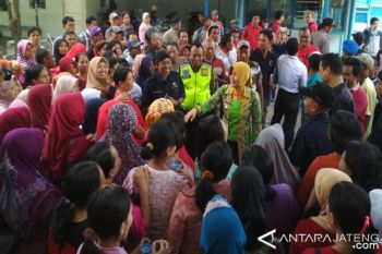 Ratusan Pekerja Pabrik Plastik Kudus Tuntut Uang Tunggu