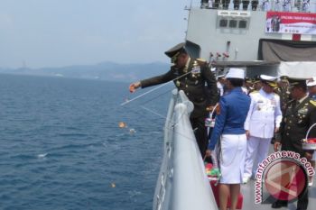 Spanduk HUT TNI Dibentangkan di Puncak Jayawijaya