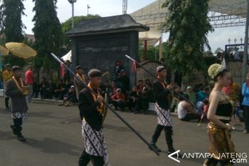 Prosesi Sedekah Laut Cilacap Dipadati Ribuan Pengunjung
