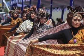 PERAGAAN BUSANA PEDAGANG PASAR KLEWER
