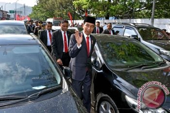 Jokowi Bilang Putuskan Jalan Kaki, karena Menunggu di Mobil Setengah Jam
