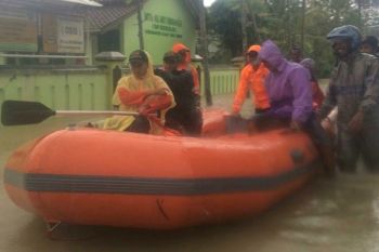 Basarnas Bantu Evakuasi Korban Banjir di Kalijeruk-Cilacap 
