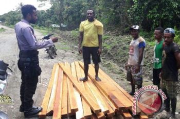 Bhabinkamtibmas Waropen gelar patroli SSB