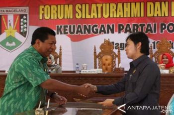 Pemkot Magelang Serahkan Bantuan Parpol 